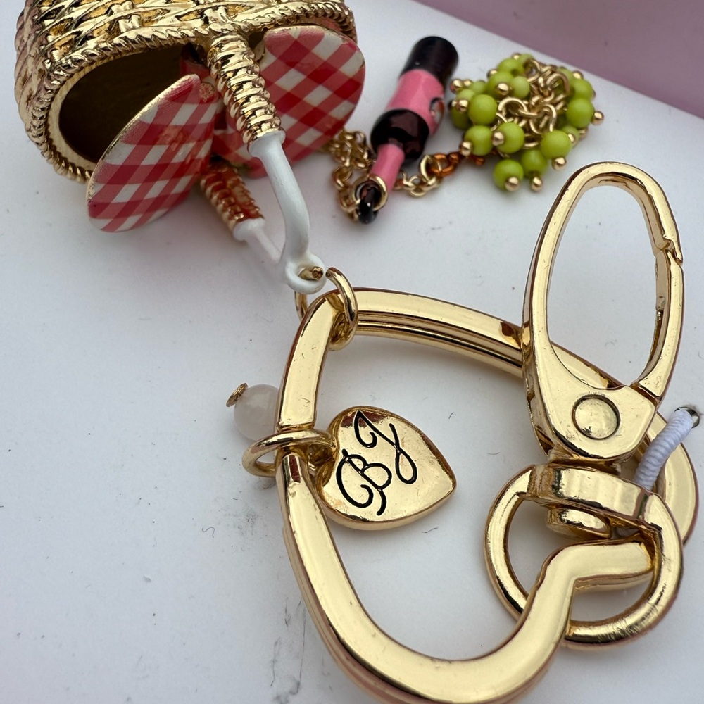 NWT! Betsey Johnson Grapes Wine Picnic with Basket Charm Keychain - Picture 5 of 10